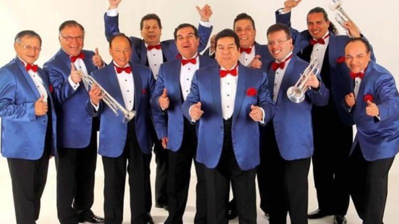 El cantante junto a La Sonora de Tommy Rey