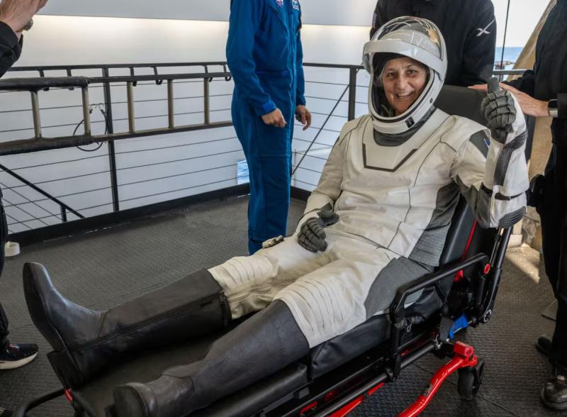 Suni Williams saluda tras aterrizar. Foto: Keegan Barber /NASA/AFP