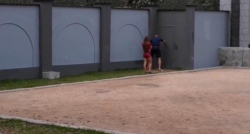 Fabio golpea la puerta