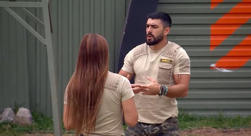 Josué y Daniela conversan en privado