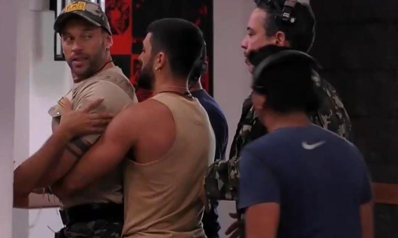 Vico Bouvier casi le pega a Fabio Agostini