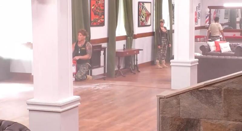 Rai lanza extintor a Fabio