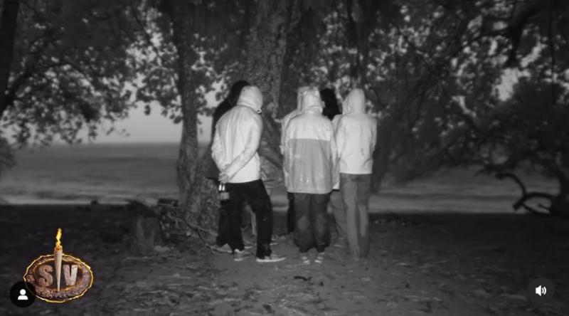 Instagram - Supervivientes España - Participantes bajo el árbol para capear la lluvia