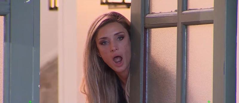 Yuli Cagna espía a Vico