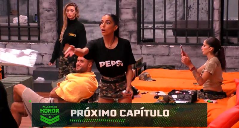 Zoe le lanza algo a Faloon