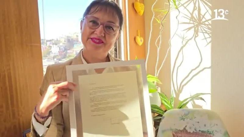 Diputada Carolina Marzán con carta escrita por Fernando Ubiergo. Créditos: 13C