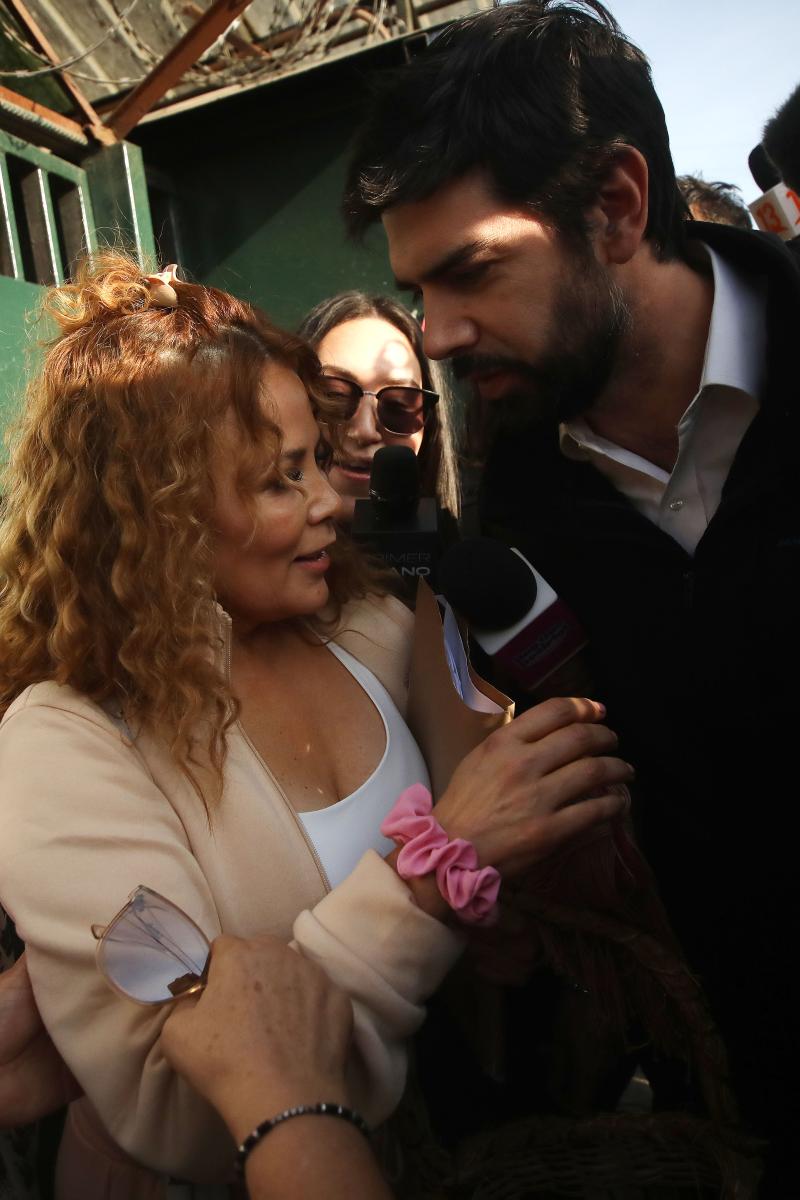 Cathy Barriga saliendo de la cárcel junto a Joaquín Lavín - Aton