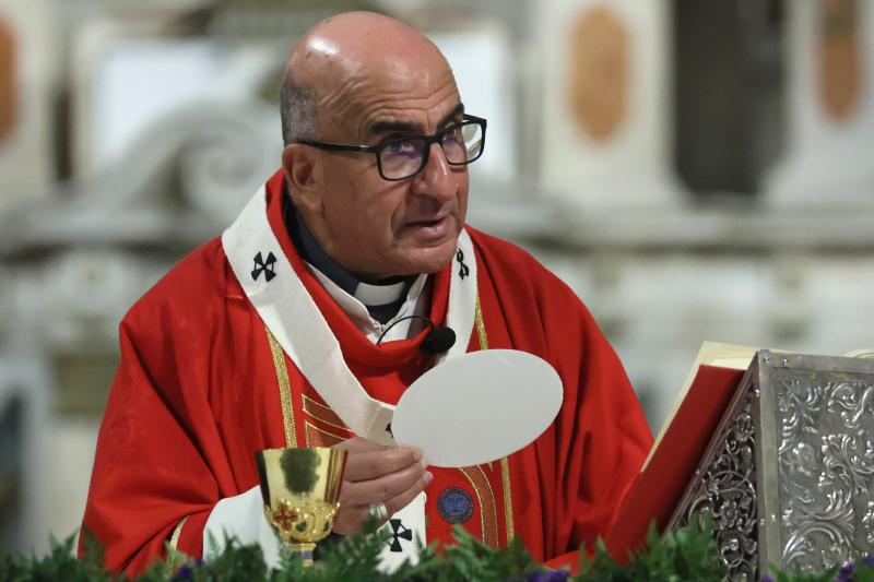 Arzobispo Chomalí visitó la tumba del Papa Francisco - Aton.