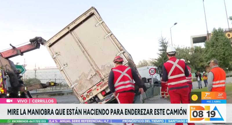 Camión queda de llamativa manera en Cerrillos.