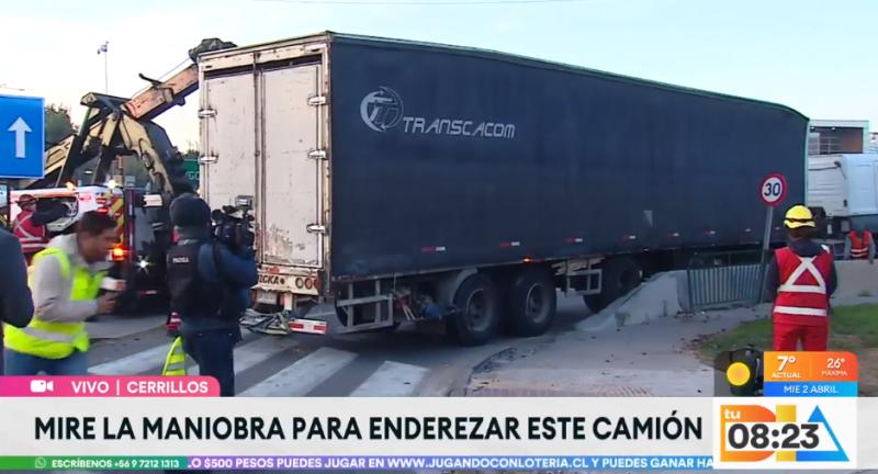 Camión logra ser enderezado en Cerrillos.