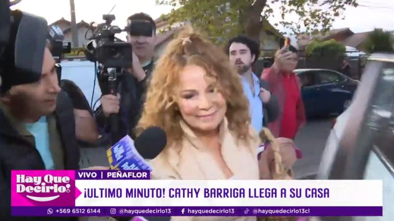 Cathy Barriga llega entre gritos y vitoreos a su casa.