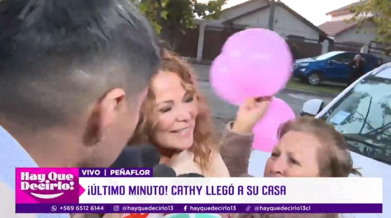Cathy Barriga llega entre gritos y vitoreos a su casa.
