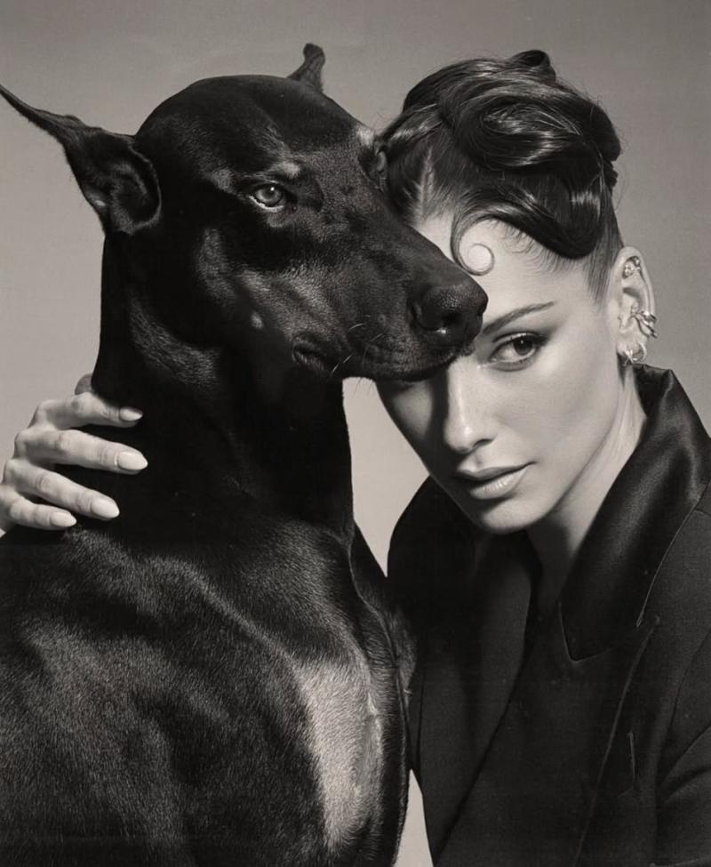 Campaña de Kel Calderón en su marca de maquillaje.