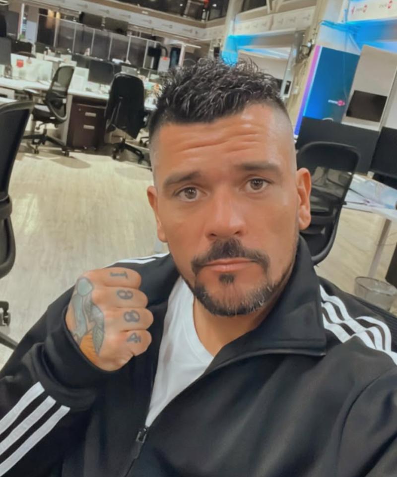 Juan Pedro Verdier - Mundos Opuestos.