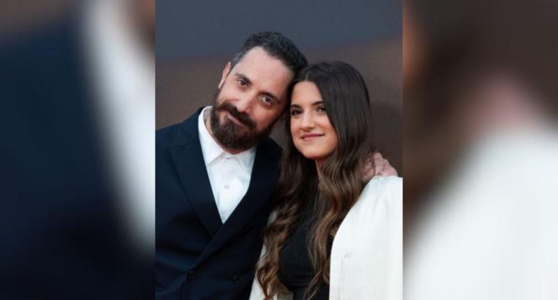 Pablo Larraín junto a su hija con la actriz Antonia Zegers