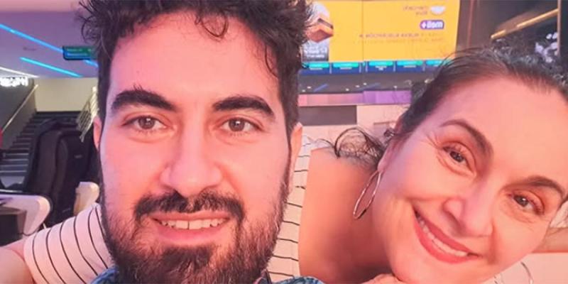 Santiago Ramírez y junto a su madre, la actriz Lorene Prieto