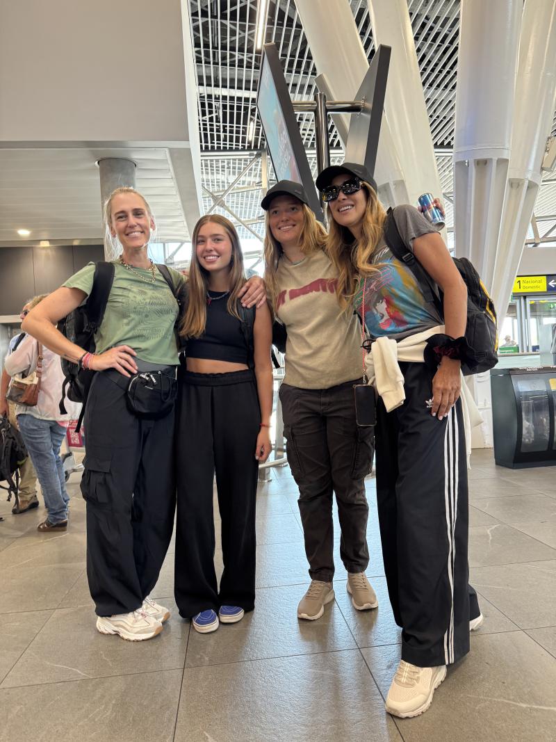 Virginia Demaria, su hija Luisa, Angélica Castro y su hija Laura.