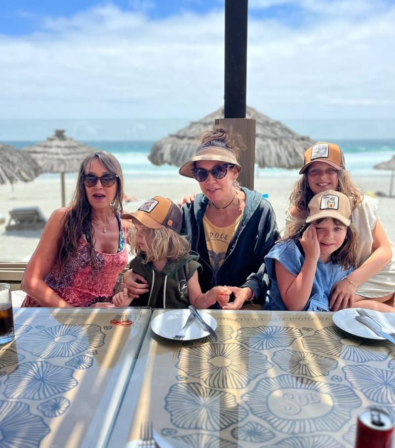 Sandra O'Ryan junto a su hija y nietos - Instagram