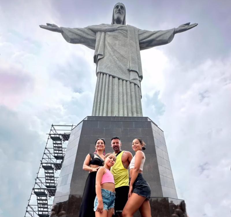 Mariela Román junto a Fabricio Vasconcelos y sus dos hijas - Instagram