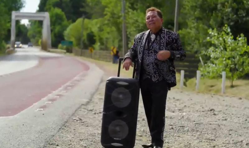 Doble de Juan Gabriel en "Socios por Chile"