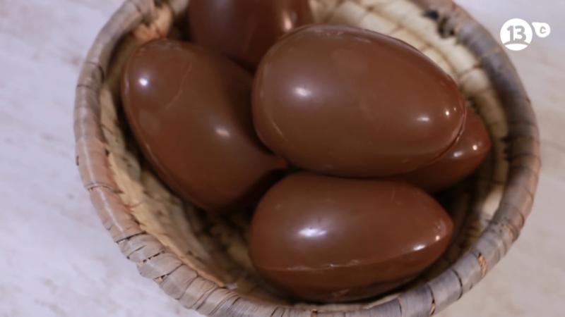 Descubre la historia de los huevos de chocolate para Pascua y aprende a prepararlos con Manos a la Obra.