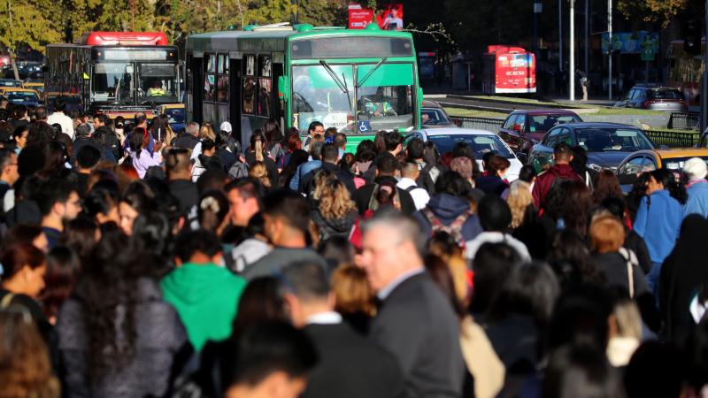 Caos total en el Metro de Santiago - Créditos: ATON