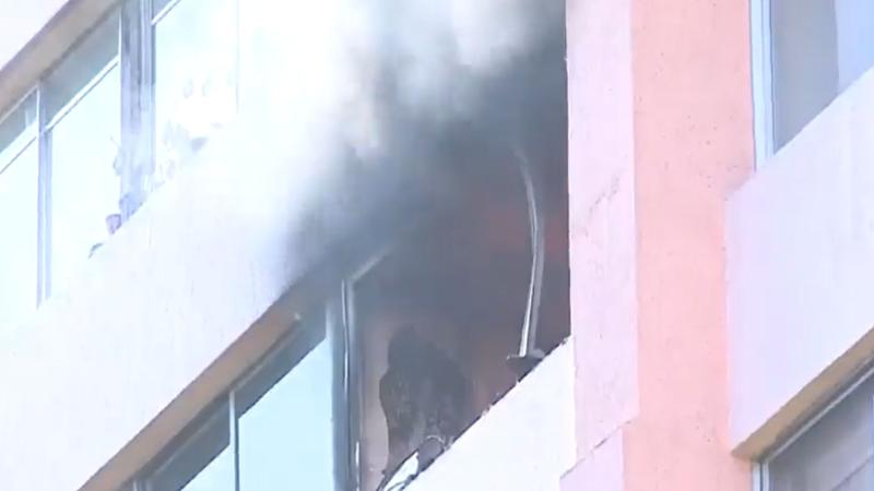 Incendio afectó a departamento cercano a Plaza Italia