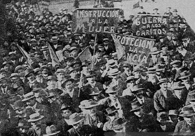 Marcha en conmemoración del 1º de Mayo, 1912. Créditos: Memoria Chilena.