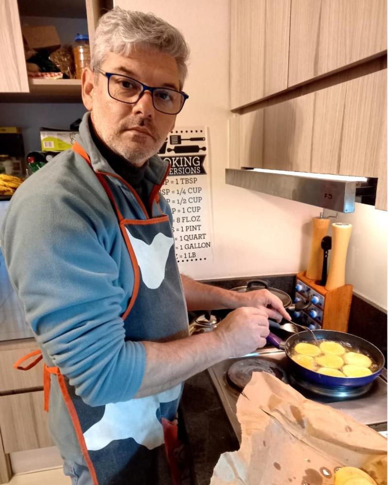 Carlos Embry en "Ellas por Ellas" / Créditos: IG @carlosembry