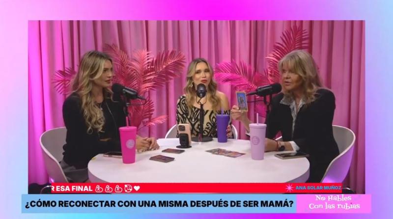 Katy Szabo le lee el tarot a Faloon Larraguibel