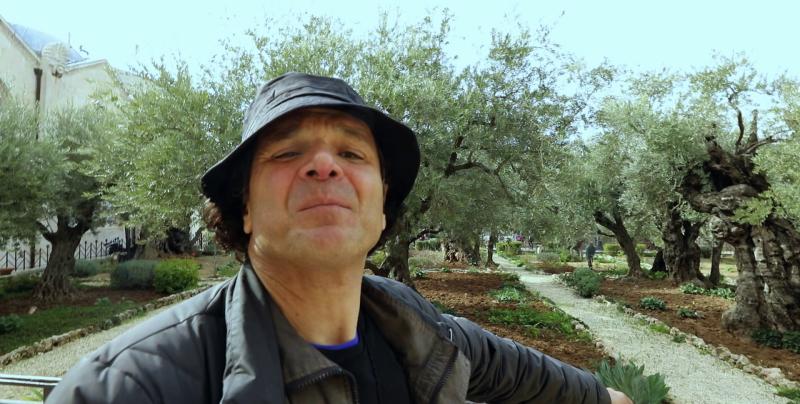Jorge Said en jardines de Getsemaní. Créditos: 13C