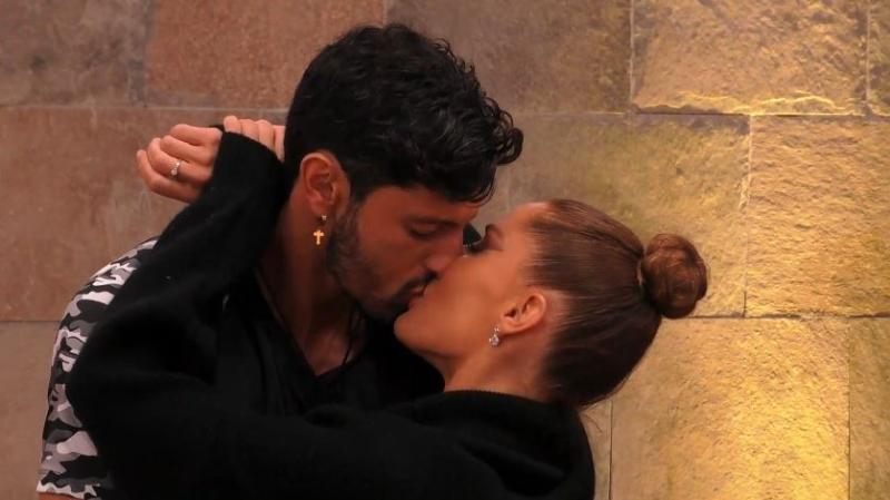 Jhonatan Mujica y Gala Caldirola se besan