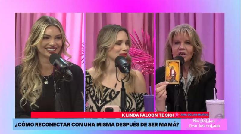 Katy Szabo le lee el tarot a Faloon Larraguibel