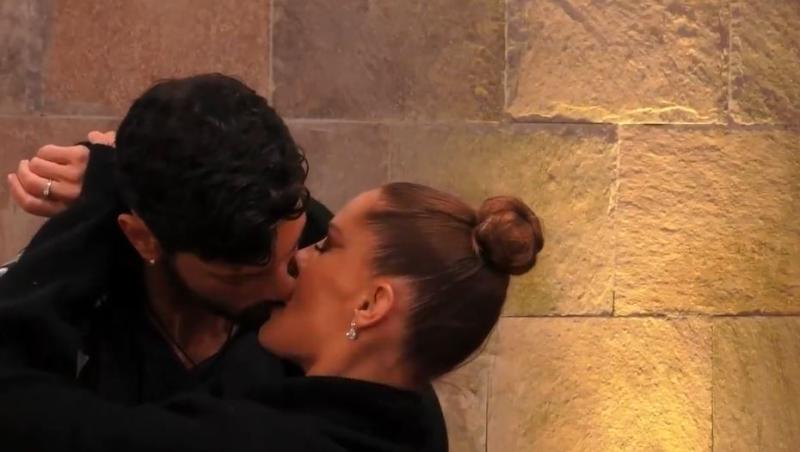 Beso entre Gala Caldirola y Jhonatan Mujica