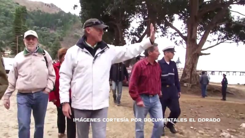 Felipe Cubillos junto al equipo de Desafío Levantemos Chile. Créditos: Documentales El Dorado.