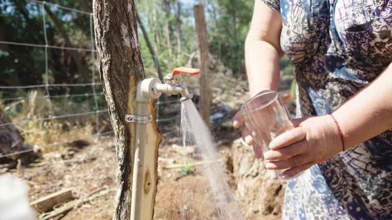 Familias de La Araucanía logran acceso a agua potable. Créditos: 13C