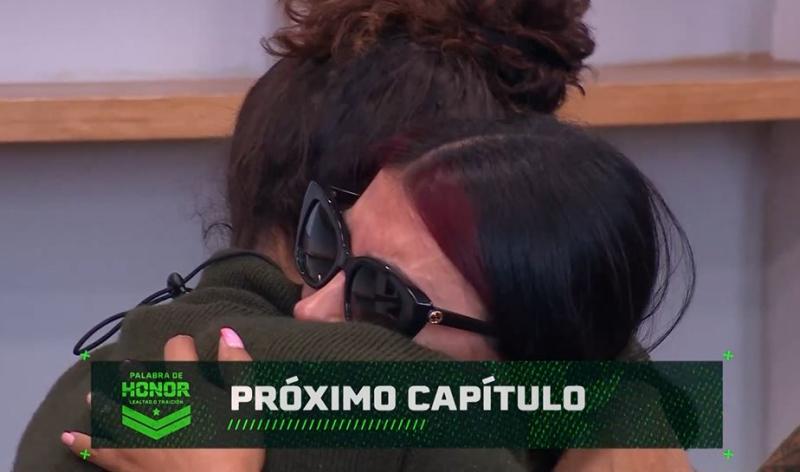 Zoe Bayona abraza a Fanny Cuevas