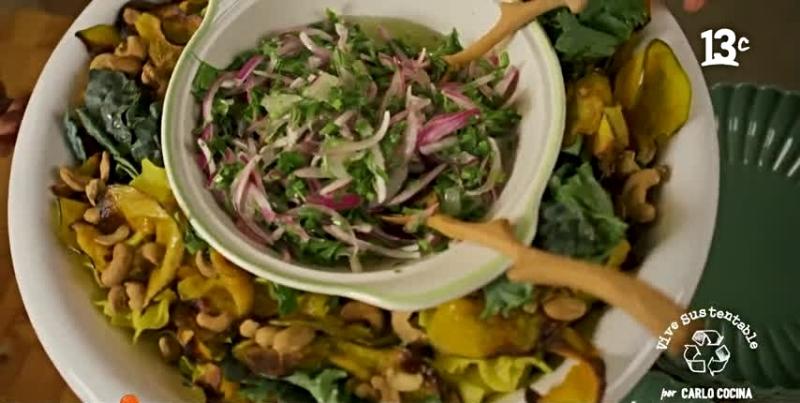 Aprende a preparar una ensalada de pasta con kale, zapallo asado y castañas de cajú. Una receta saludable, fácil y perfecta para cualquier comida del día.