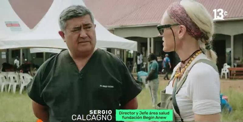 Angélica Castro y Virginia Demaria ayudan junto a sus hijas en operativo médico en Uganda