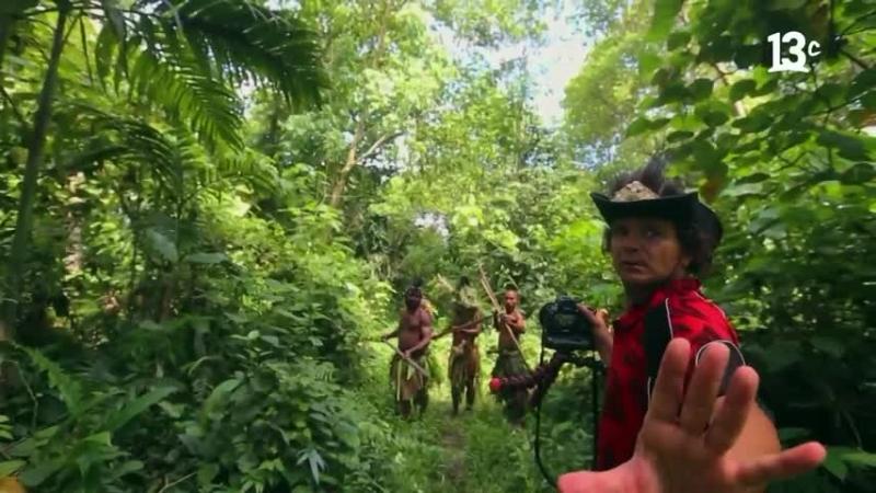 Jorge Said se encuentra con una tribu en Papúa Nueva Guinea. 13C.