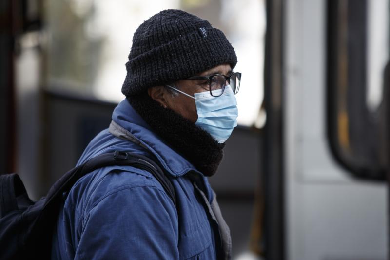 Persona con mascarilla en la calle. Créditos: Agencia UNO.