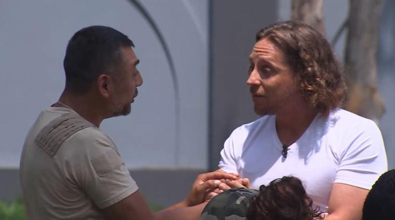 Andrés y Matías Vega se abrazan