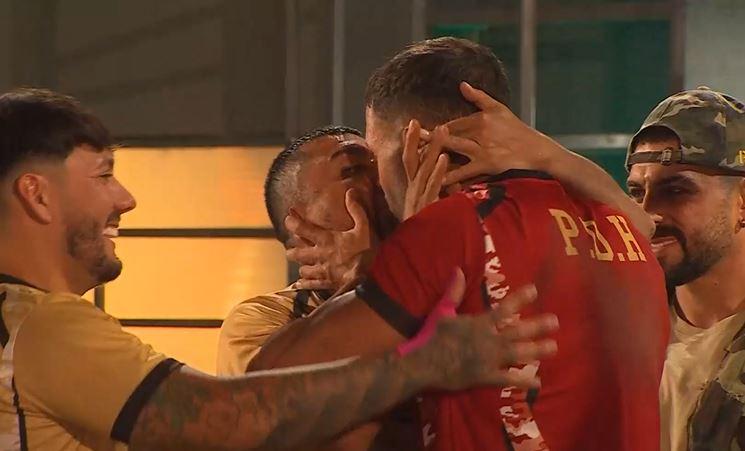 Fabio Agostini besa a Andrés Caniulef