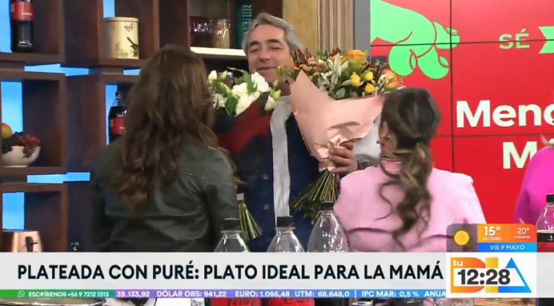 José Luis Repenning sorprende con flores a sus compañeras.