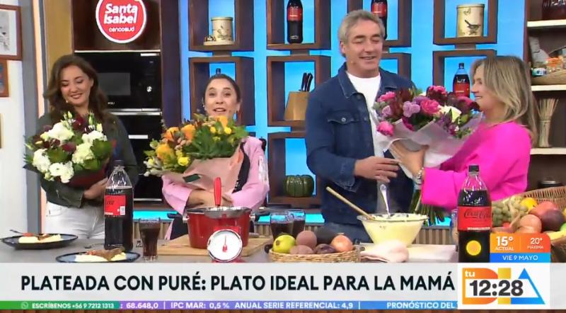 José Luis Repenning sorprende con flores a sus compañeras.