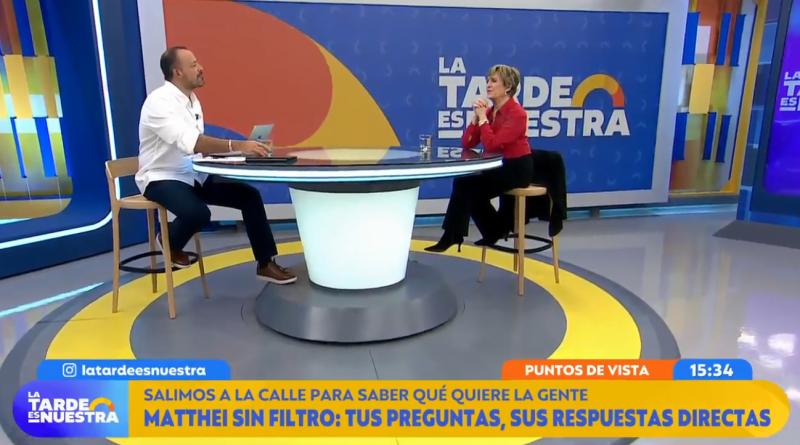 Evelyn Matthei conversa con Alfonso Concha.