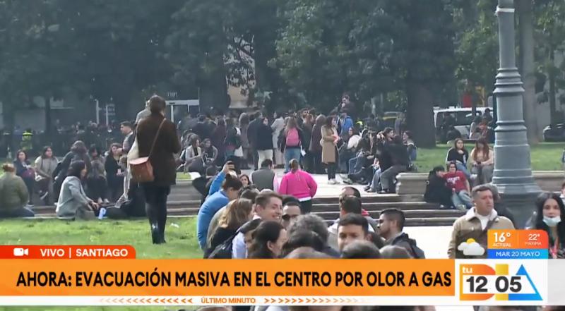 Evacuación masiva en el centro de Santiago.