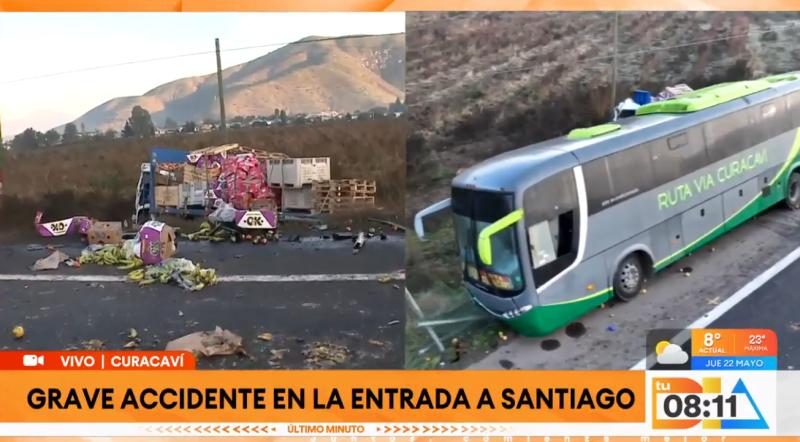 Ruta 68 cortada por grave accidente entre bus y camión a la altura de Curacaví.