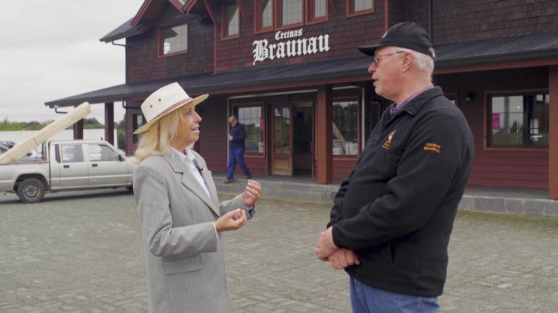 Teresa Balmaceda y el dueño de Cecinas Braunau en Familias con historia. 13C.