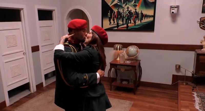 Fabio y Fer en la oficina de la Comandante